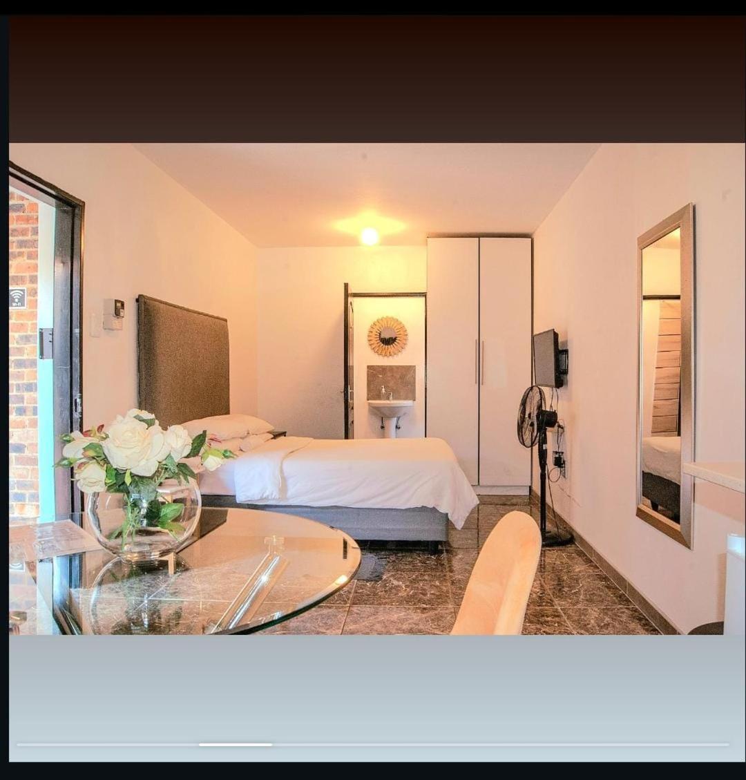 Cosmo Sleepover Roodepoort Exterior foto